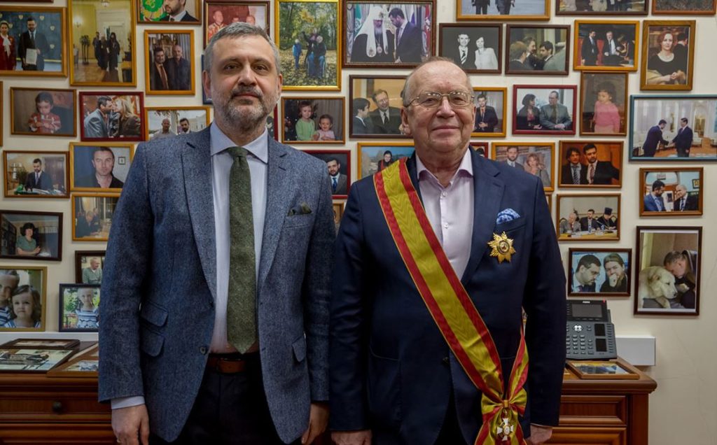 Председатель Синодального отдела по взаимоотношениям Церкви с обществом и СМИ вручил Ю.П. Вяземскому орден благоверного князя Даниила Московского