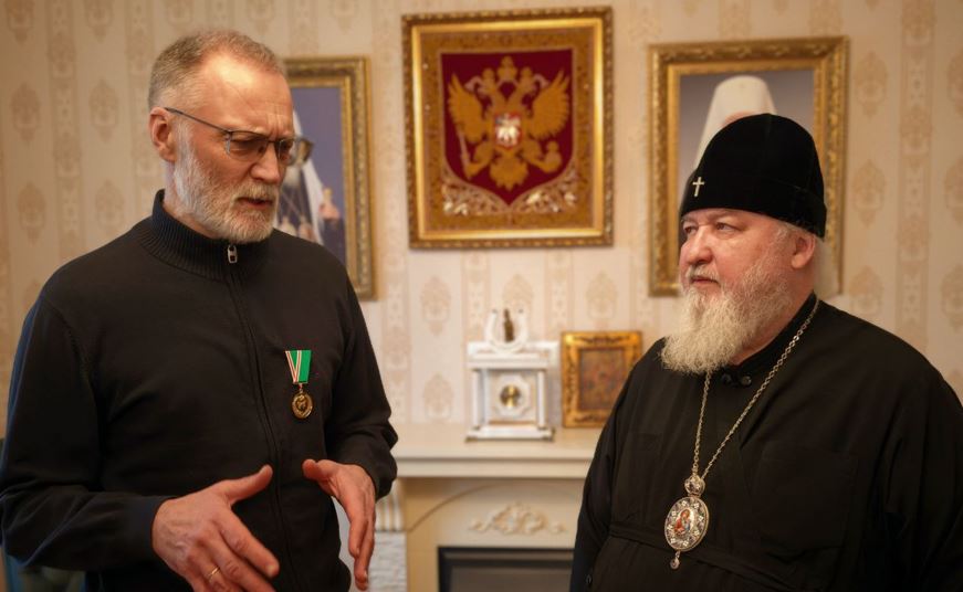 Председатель Синодального отдела по взаимодействию с Вооруженными силами вручил Патриаршую награду политологу С.А. Михееву