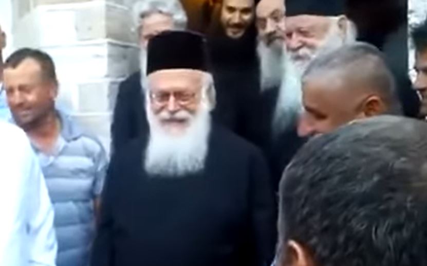 Takim i përzemërt i Kryepiskopit tonë Anastas me një grup mjeshtërish muratorë Shqiptarë nga qytete te ndryshme të vendit tonë që punojnë në Malin e Shenjtë (Athos)