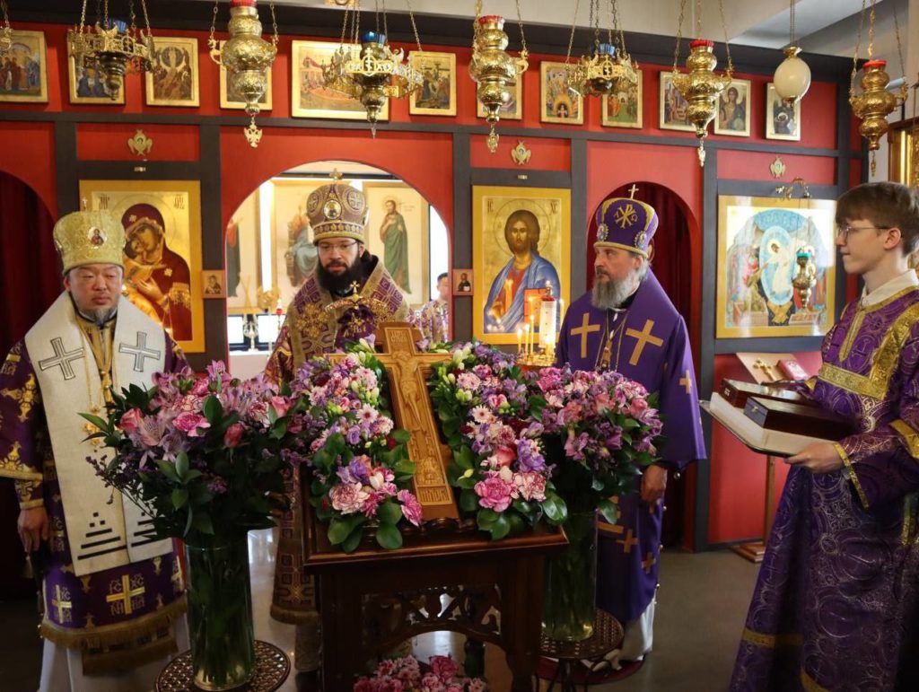 Митрополит Волоколамский Антоний совершил Божественную литургию в Воскресенском храме в Сеуле