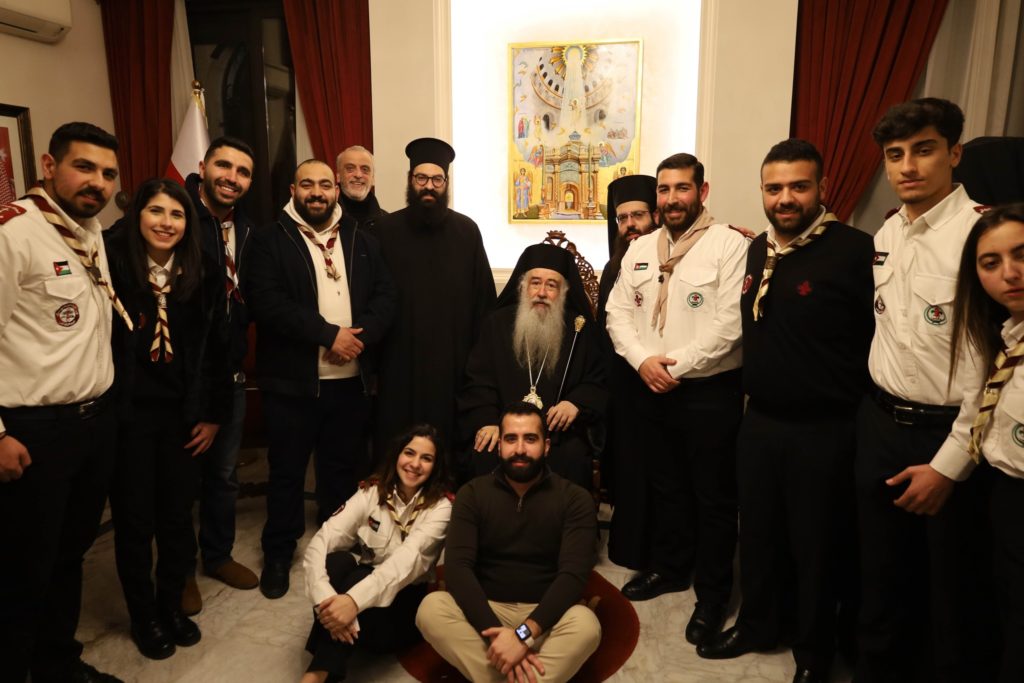 المطرانُ خريستوفوروس يستقبلُ المهنّئين