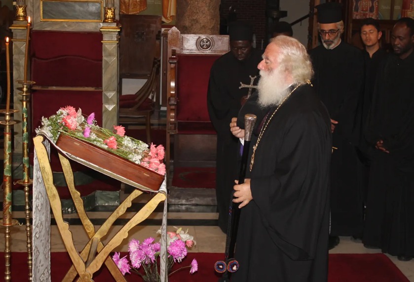 البابا ثيودرورس يخدم المديح الأول