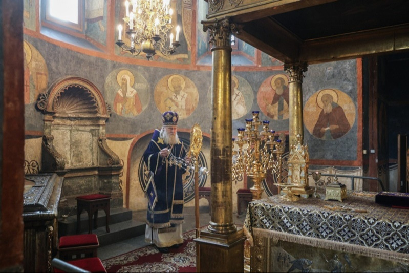 Председатель Синодального отдела по монастырям и монашеству совершил Литургию Преждеосвященных Даров в Архангельском соборе Московского Кремля