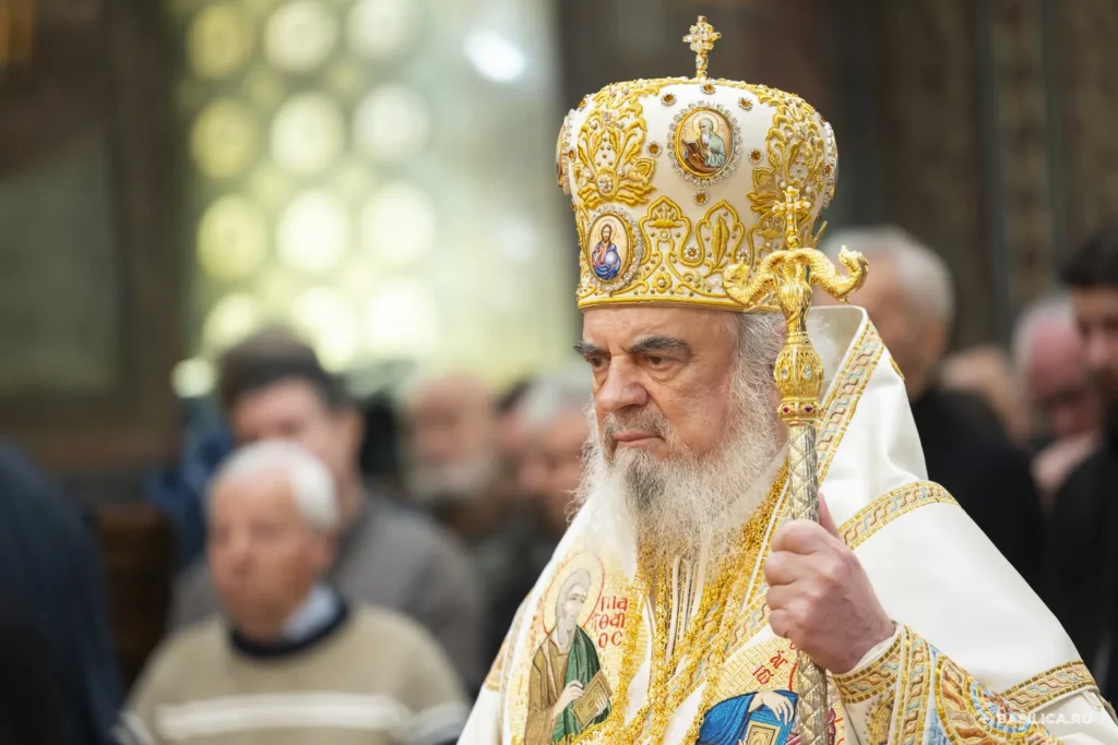 Hristos vrea să ne ajute să purtăm crucea suferinței, spune Patriarhul Daniel