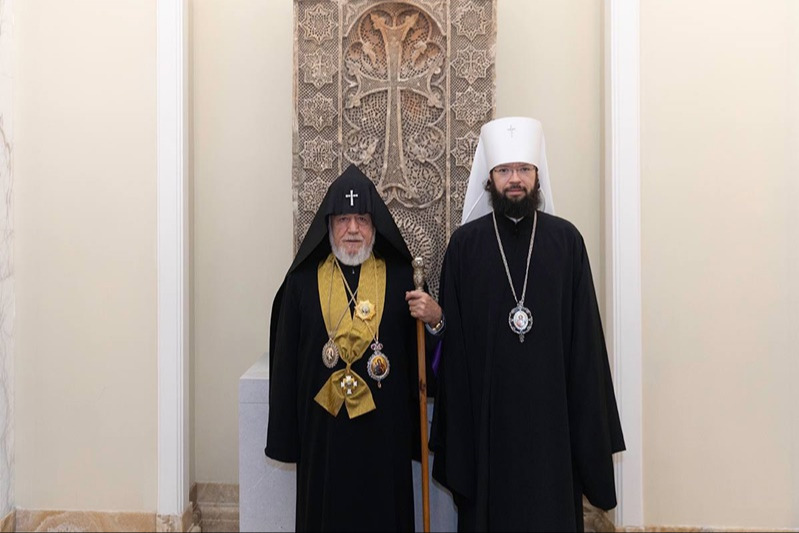 Председатель ОВЦС вручил Патриаршую награду Предстоятелю Армянской Апостольской Церкви