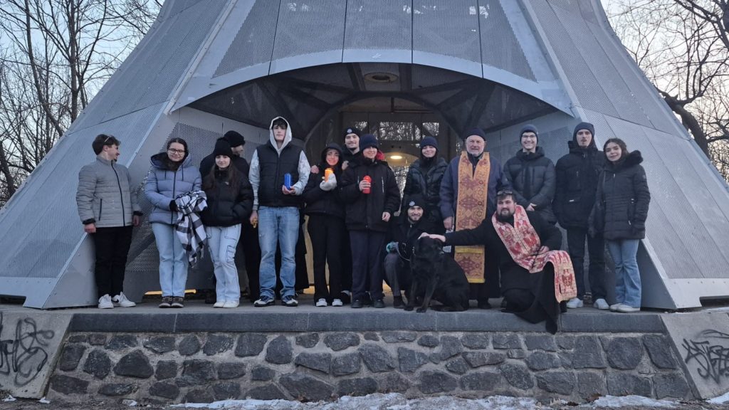 Tinerii români din Quebec s-au reunit la picioarele Crucii de pe Mount Royal