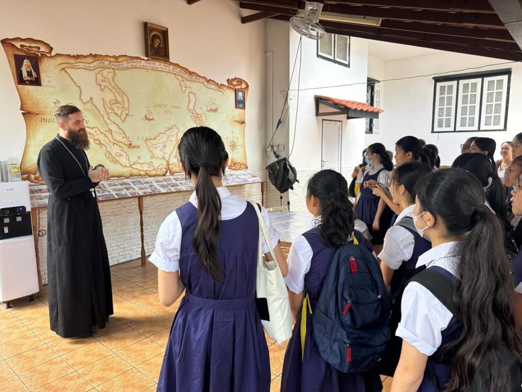 Успенский приход в Сингапуре посетили учащиеся одной из старейших школ города