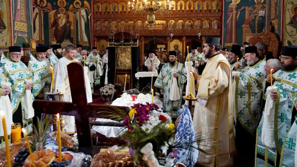 Mama starețului Mănăstirii Neamț a fost condusă pe ultimul drum