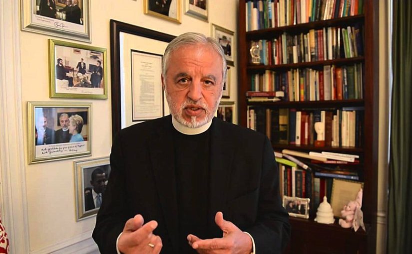 Η Θεολογική Σχολή Βοστώνης θα τιμήσει με διδακτορικό τον π. Αλέξανδρο Καρλούτσο και την Ελένη Κάρλου