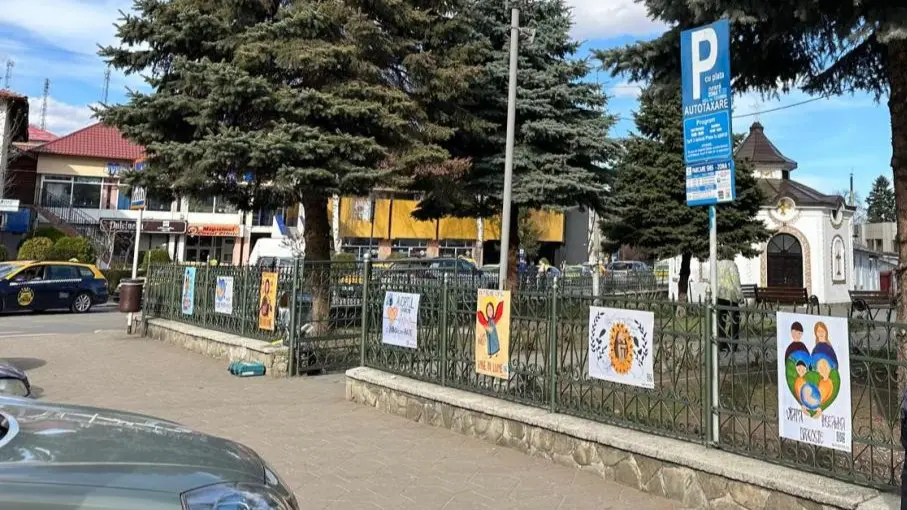 Seminariștii de la Mănăstirea Neamț au organizat o expoziție cu ilustrații dedicate Lunii pentru viață