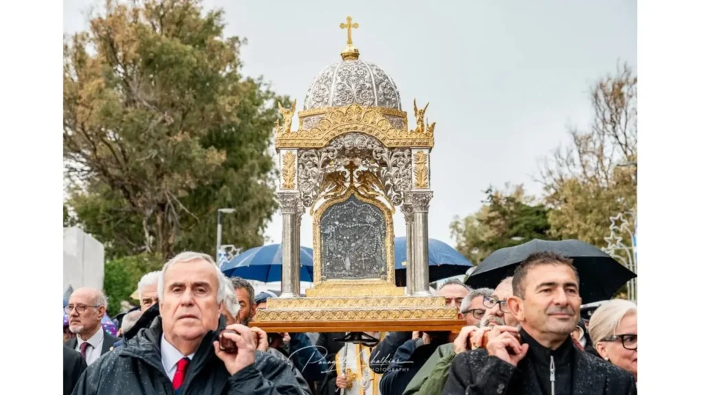 Pelerini din Basarabia și România au participat la procesiunea cu Icoana Maicii Domnului din Tinos