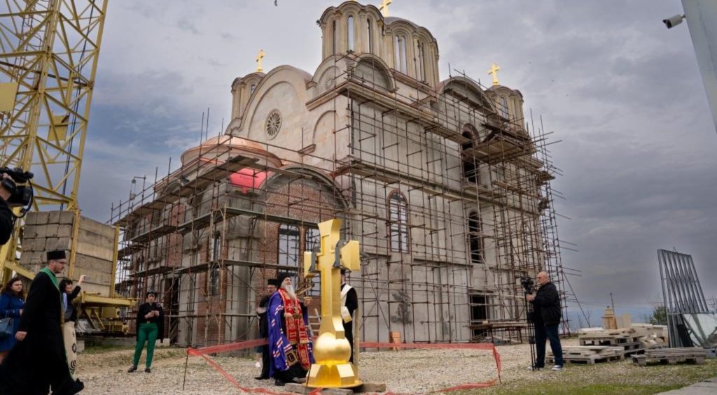 Постављен Крст на храму Светих Архангела на Багдали у Крушевцу