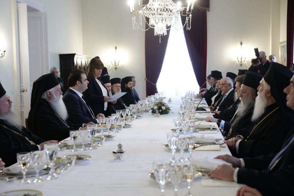 Γεύμα στο Προεδρικό Μέγαρο προς τιμήν της Διαρκούς Ιεράς Συνόδου – Η Κατερίνα Σακελλαροπούλου ευχαρίστησε τον Αρχιεπίσκοπο