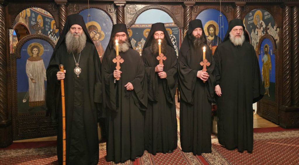 Патријарх Порфирије замонашио три искушеника манастира Светог Стефана у Сланцима