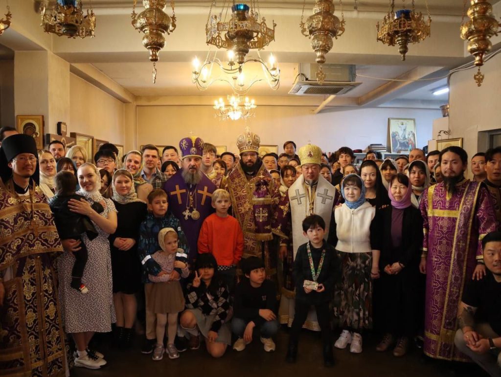 Митрополит Волоколамский Антоний совершил Божественную литургию в Воскресенском храме в Сеуле