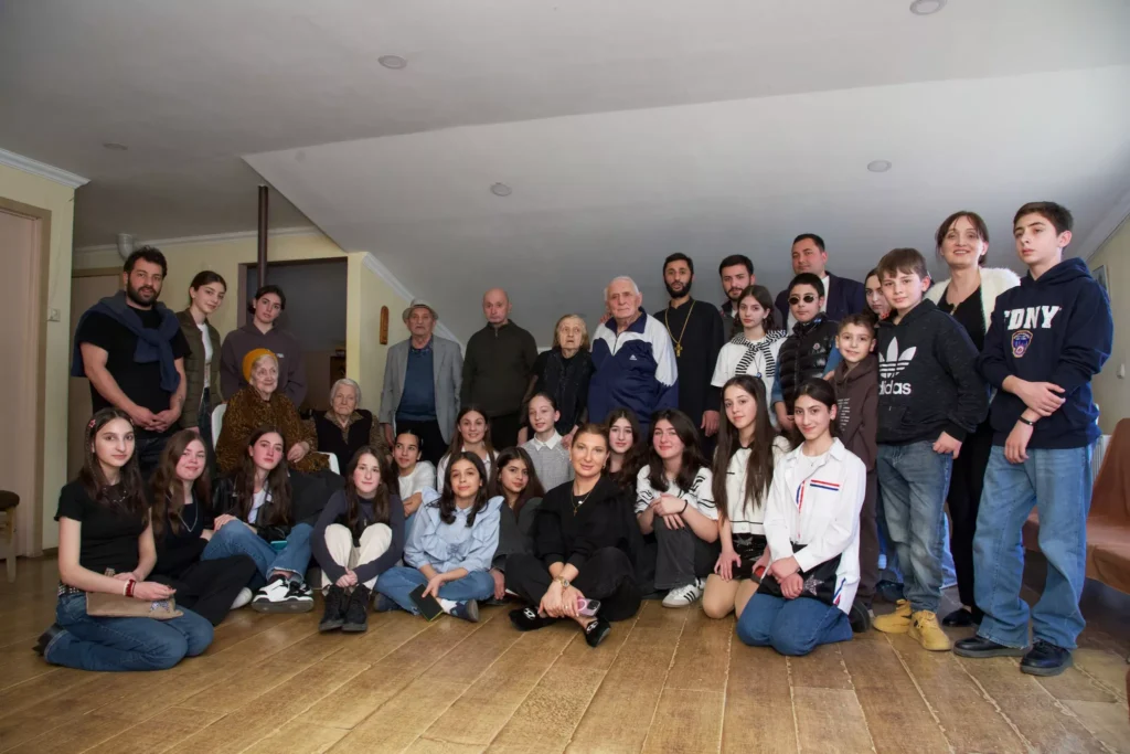 თბილისის 159-ე სკოლის ღირებულებითი განათლების კლუბის წევრები მოხუცთა პანსიონატს ეწვივნენ