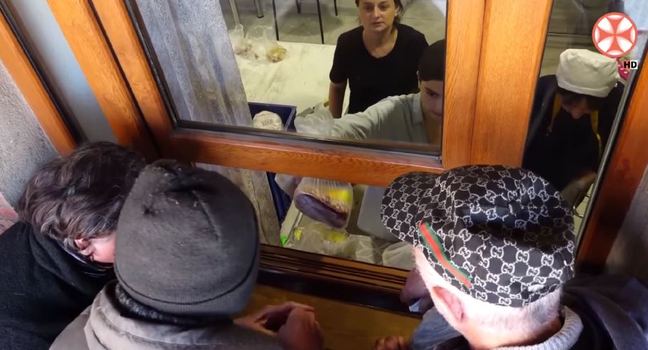 სტუმრად უფასო სასადილო ‘თხილის გულში’, სადაც ბენეფიციარებს ყოველდღიურად უმასპინძლდებიან