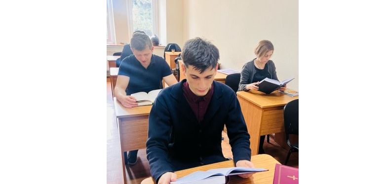 საქართველოს საპატრიარქომ თბილისის სასულიერო აკადემიასა და სემინარიას წიგნები გადასცა