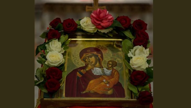 Sot pasdite, në kishat orthodhokse kryhet shërbesa e Himnit Akathist (himn drejtuar Hyjlindëses Mari), Qëndrimi i dytë.