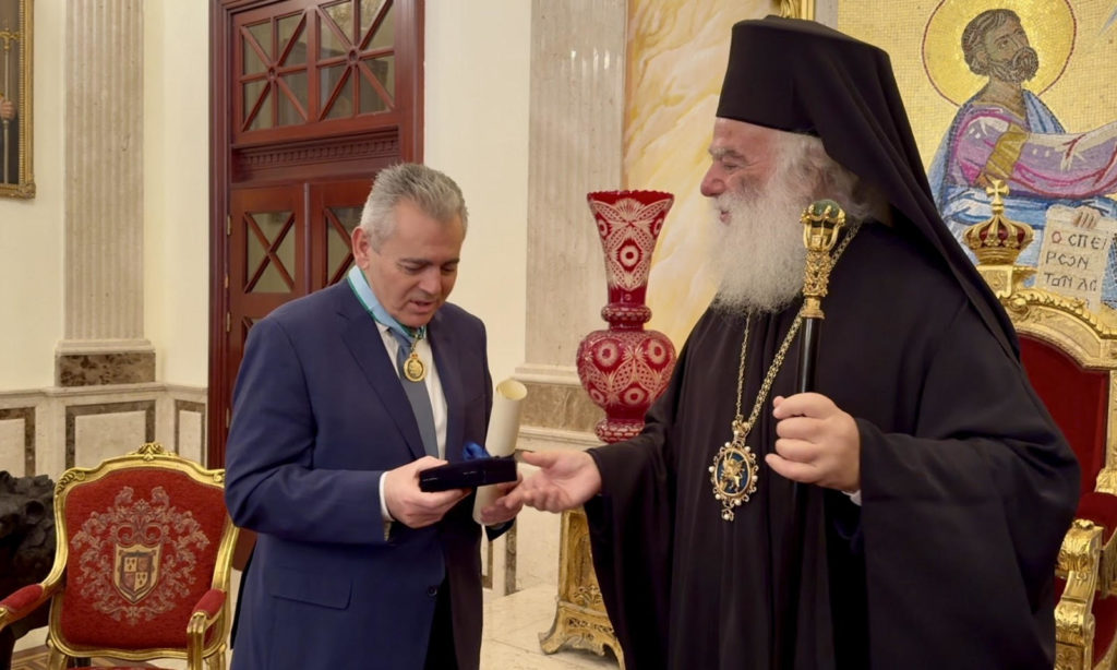 Ο Πατριάρχης Αλεξανδρείας τίμησε τον Μάξιμο Χαρακόπουλο με τον Ανώτερο Ταξιάρχη του Τάγματος του Λέοντος