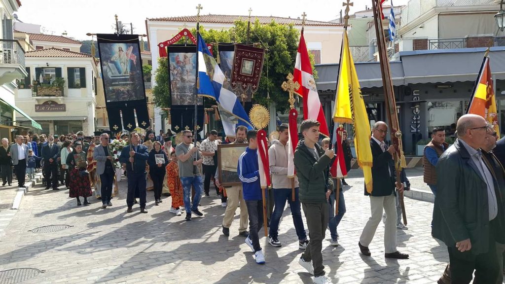 Λιτάνευση ιερών Εικόνων και των ιερών Λαβάρων της Αναστάσεως στο Καρλόβασι
