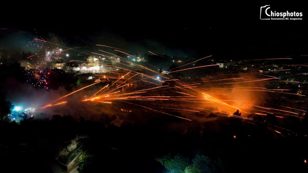 Το εντυπωσιακό πασχαλινό έθιμο του Ρουκετοπόλεμου στη Χίο (ΒΙΝΤΕΟ & ΦΩΤΟ)