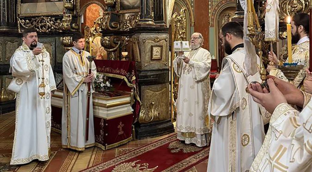 Митрополит Василије осветио нове антиминсе за храмове у Епархији сремској