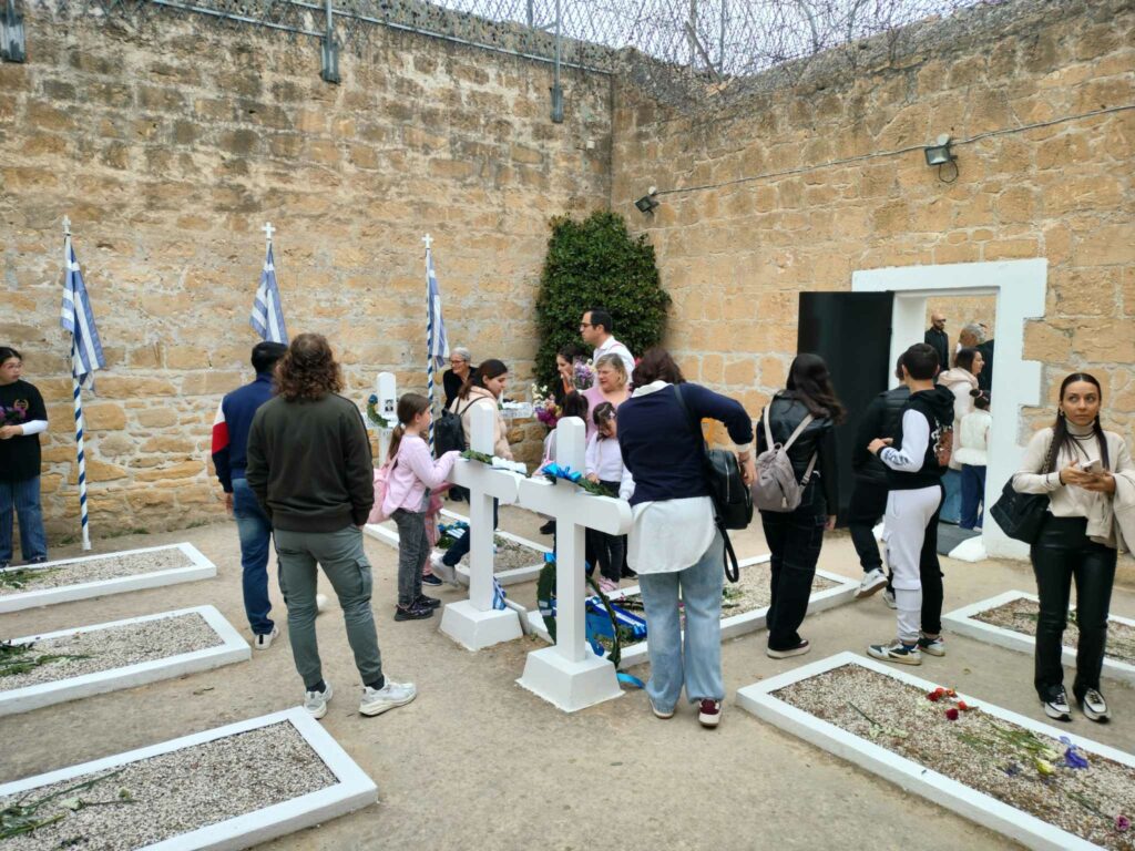 Τρισάγιο στους τάφους των ηρώων της ΕΟΚΑ από τον Αρχιεπίσκοπο Κύπρου- Κατάθεση στεφάνων στα Φυλακισμένα Μνήματα