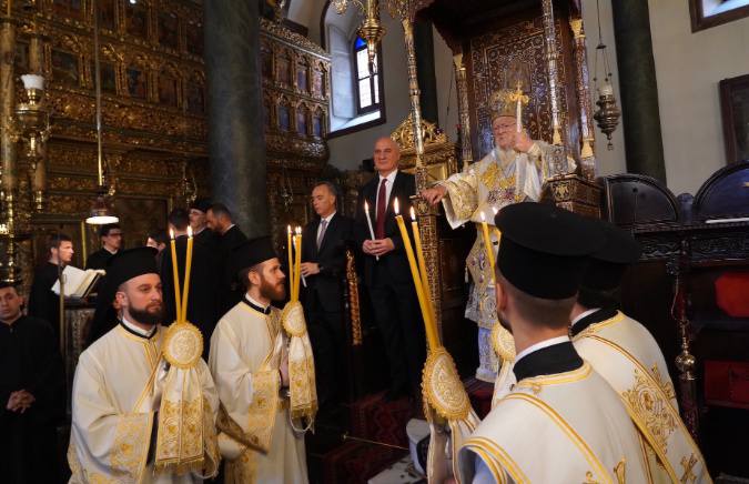 ‎انجيل القيامة بلغات مختلفة