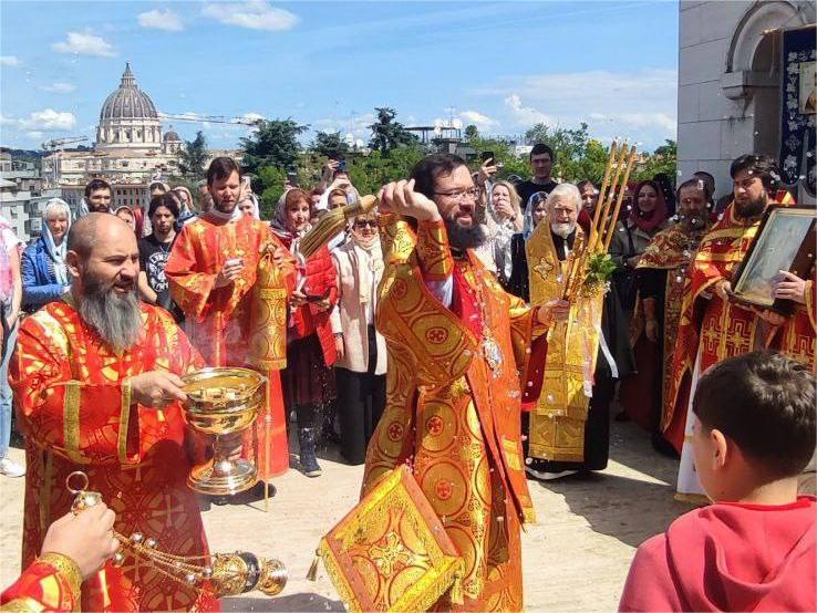 Митрополит Волоколамский Антоний совершил Божественную литургию в храме святой великомученицы Екатерины в Риме