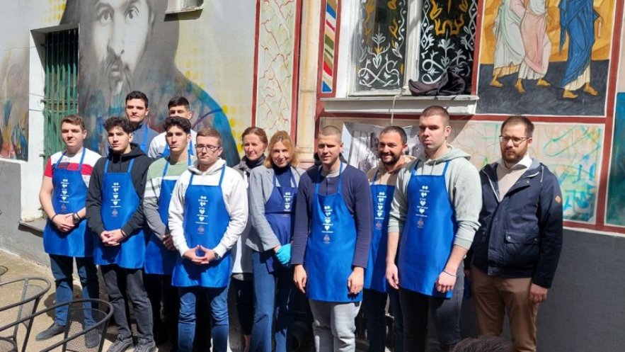 Ученици Богословије Светог Саве служили потребите у Црквено-народној кухињи