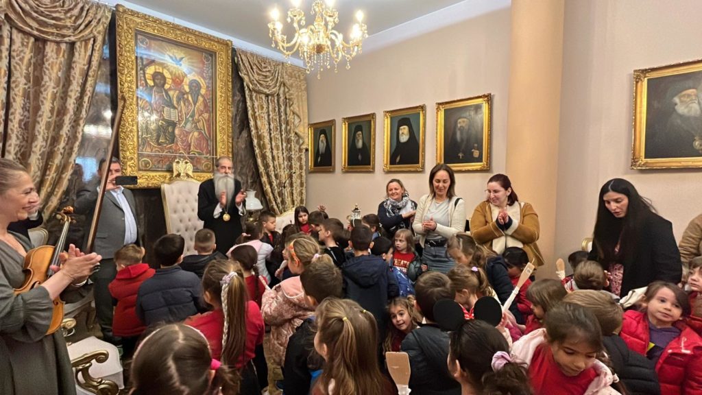 Τα κάλαντα του Λαζάρου στον Πειραιώς Σεραφείμ από τα παιδιά του Παιδικού Σταθμού και του Νηπιαγωγείου της Μητροπόλεως