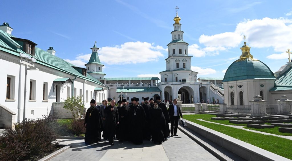Посланство Српске Православне Цркве посетило Новојерусалимски и Савино–Сторожевски манастир