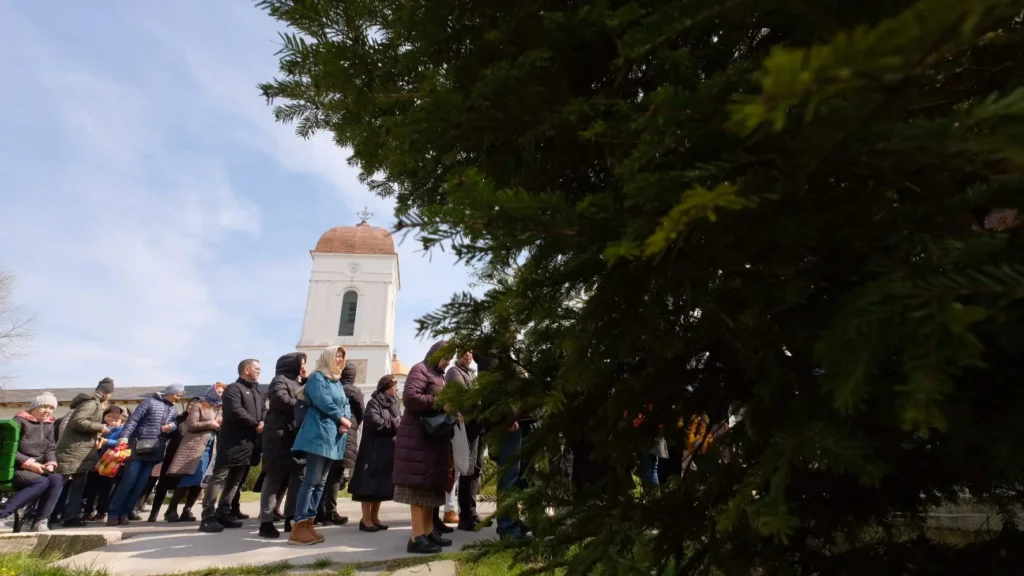 A început sărbătoarea Sf. Calinic, la Cernica: Pelerinii se adună deja la baldachinul cu sfintele moaște (FOTO)
