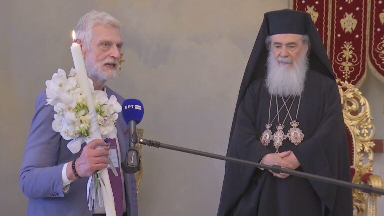 Η παράδοση του Αγίου Φωτός στην ελληνική αποστολή από τον Πατριάρχη Ιεροσολύμων