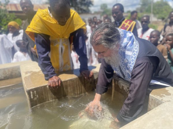 Βαπτίσεις πριν την Ανάσταση στην Τανζανία