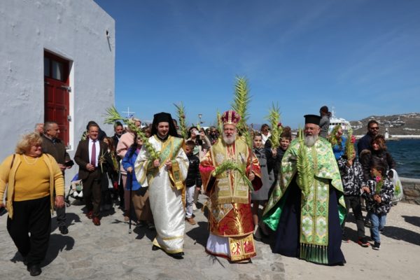 Υπό τις λαμπρές του ηλίου μαρμαρυγές, πραγματοποιήθηκε στη Μύκονο «Ο Περίπατος του Αυτοκράτορος»