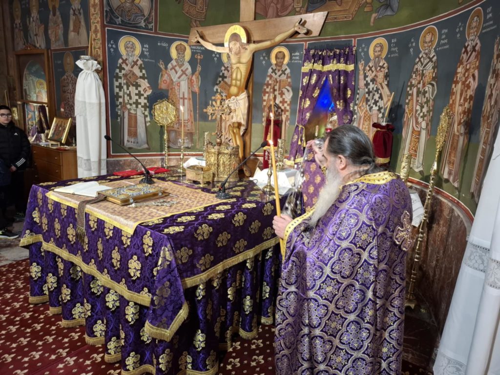 Προηγιασμένη Θεία Λειτουργία στον Ιερό Ναό Αγίου Νικολάου Ερέτριας με συμμετοχή μαθητών