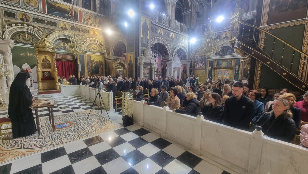 Kάλεσμα μετανοίας, συντριβής και δακρύων στον Στ΄ Κατανυκτικό Εσπερινό στον Πειραιά