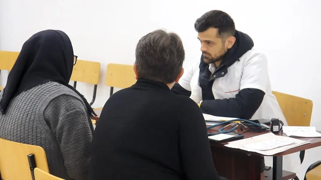 Voluntarii Paraclisului Catedralei Naționale continuă să facă bine: 100 de consultații gratuite într-un sat din Prahova