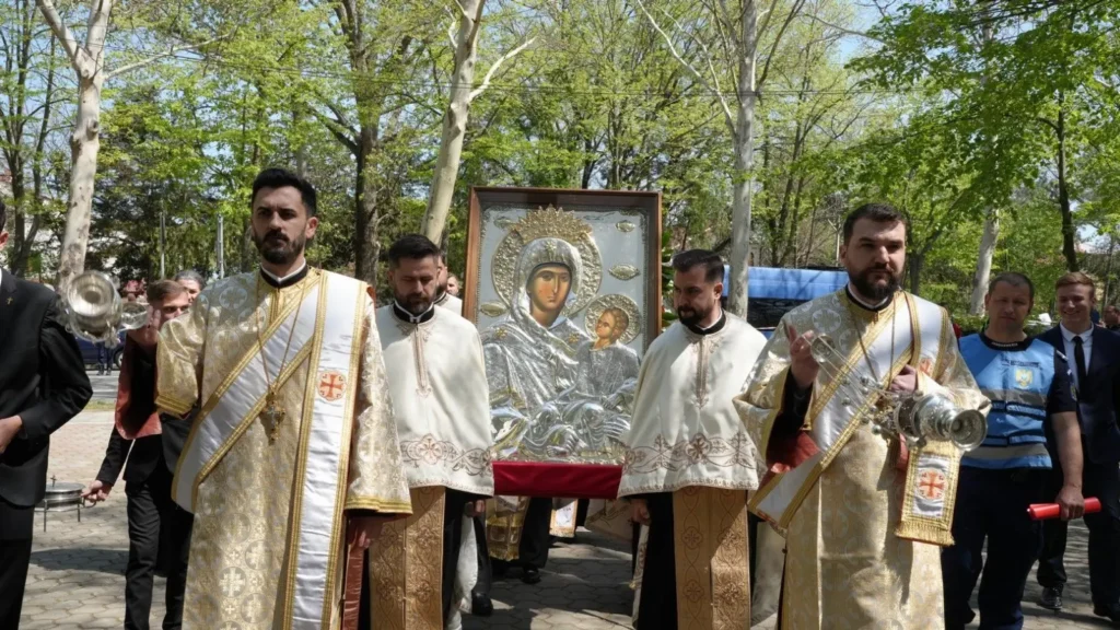 3.500 de credincioși din Slobozia au întâmpinat icoana Maicii Domnului de la Mănăstirea Piatra Tăieturii