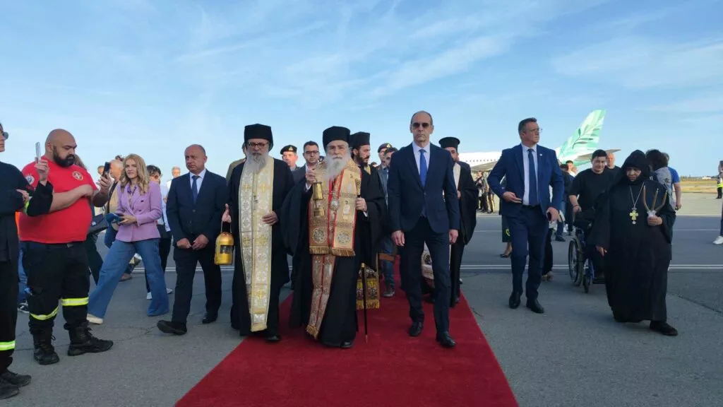 Έφτασε στην Κύπρο το Άγιο Φως – Αρχίζει το ταξίδι του στους ναούς (ΦΩΤΟ & ΒΙΝΤΕΟ)