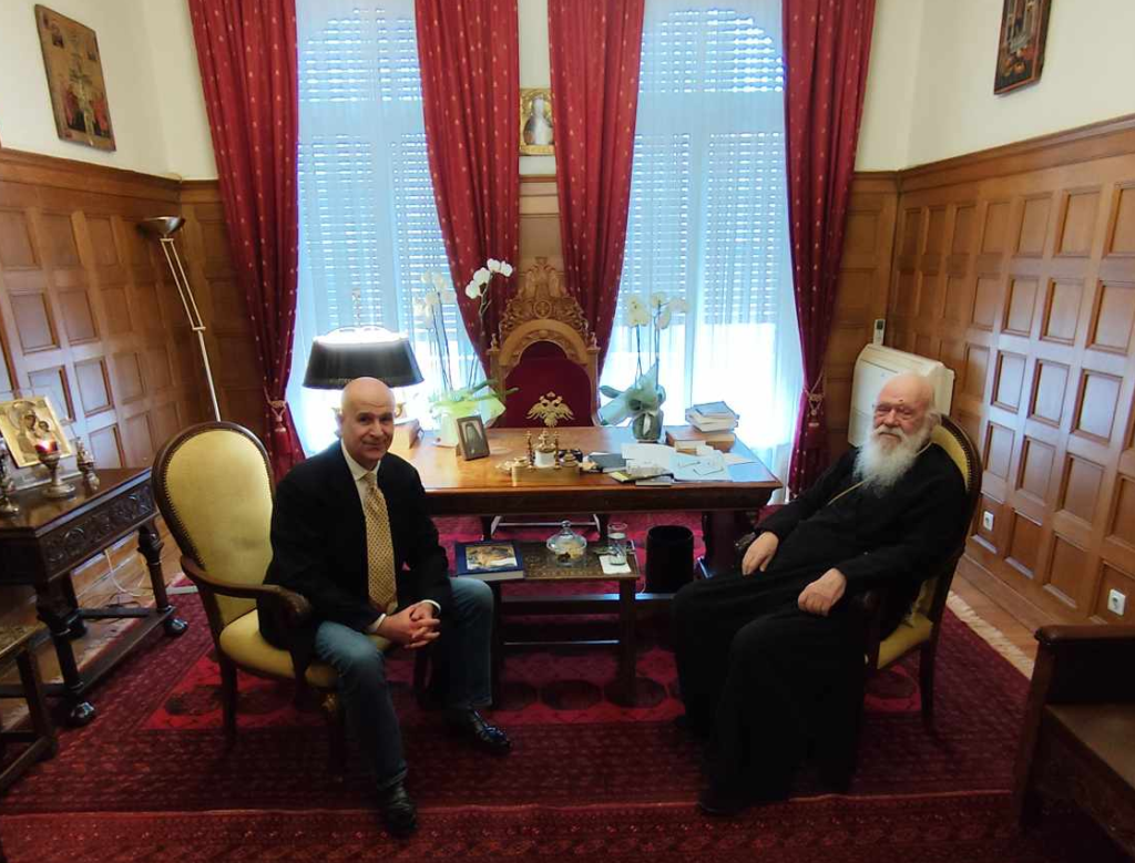 Ο συγγραφέας Πάνος Αβραμόπουλος στον Αρχιεπίσκοπο Ιερώνυμο