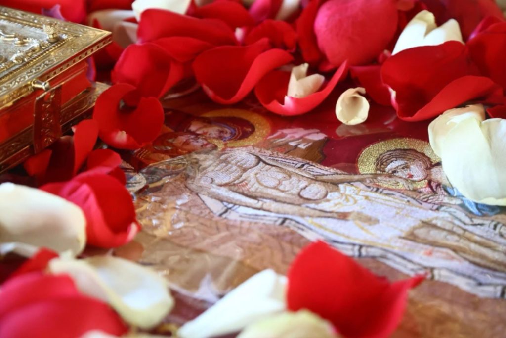 Μεγάλη Παρασκευή: Κορυφώνεται το Θείο Πάθος με την περιφορά του Επιταφίου σε κάθε γωνιά της Ελλάδας