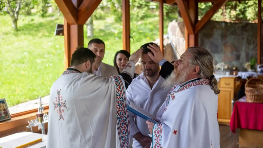 Botezul unui adult i-a făcut pe credincioșii dintr-o localitate băcăuană să trăiască atmosfera pascală din Biserica primară