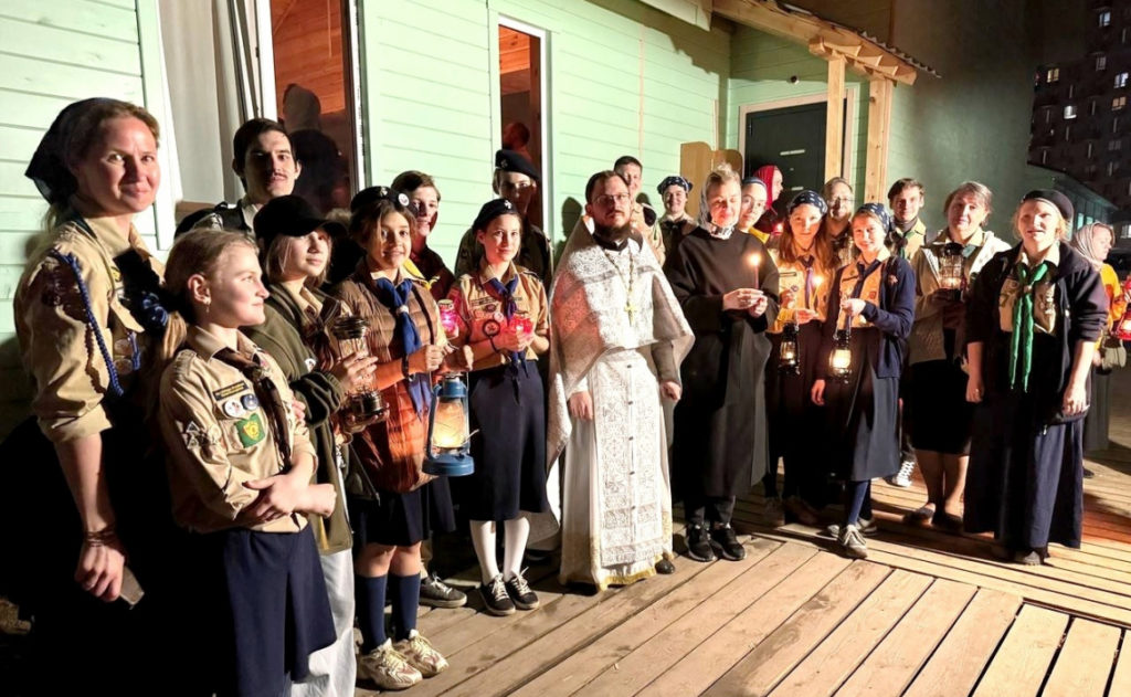 Заместитель председателя Синодального отдела по делам молодежи и члены Организации российских юных разведчиков встретили и передали Благодатный огонь в храмы России