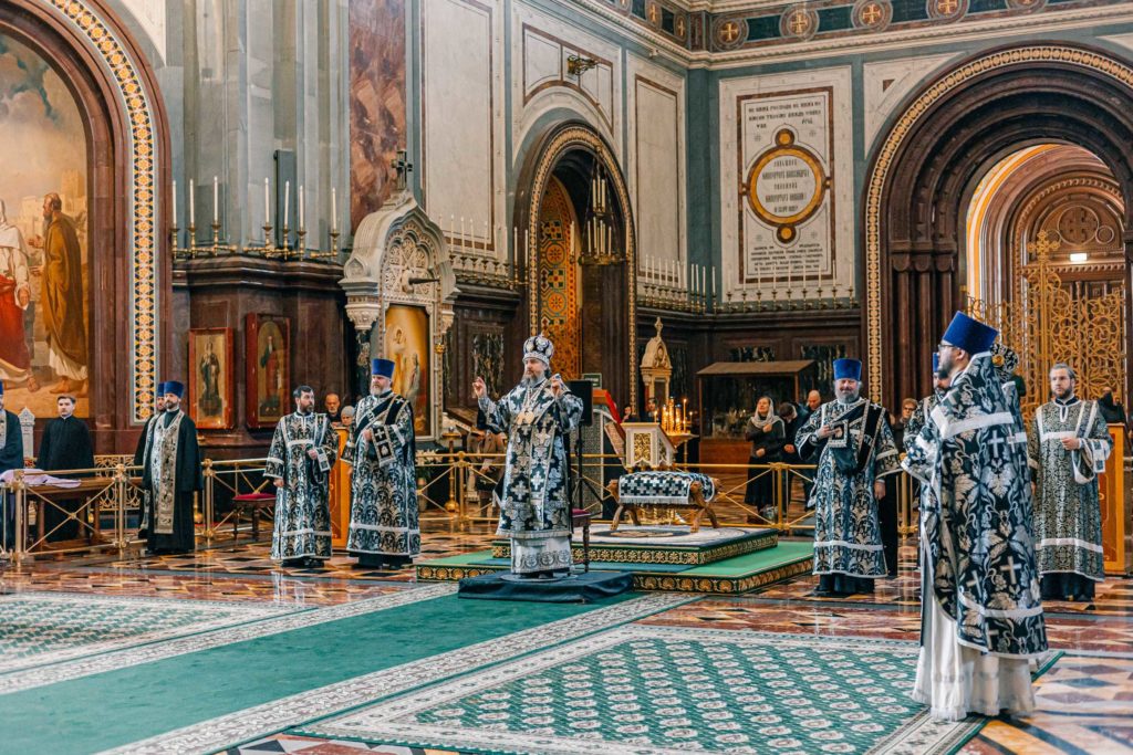 В Великий Вторник митрополит Воскресенский Григорий совершил Литургию Преждеосвященных Даров в Храме Христа Спасителя