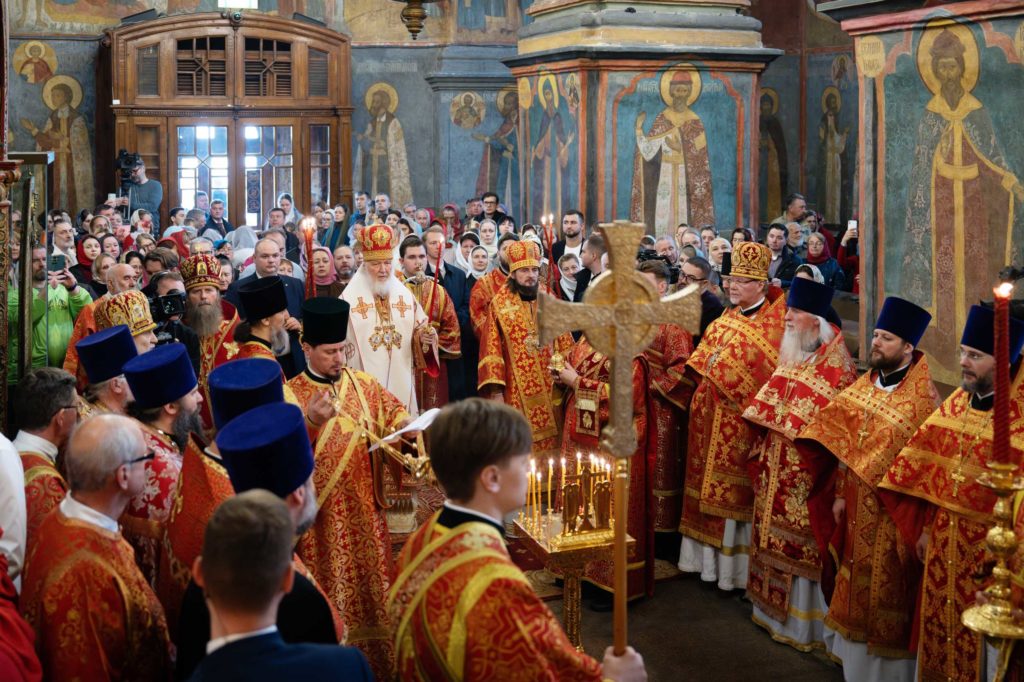 В день Радоницы Предстоятель Русской Церкви совершил Литургию в Архангельском соборе Московского Кремля