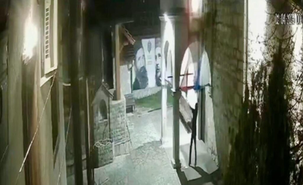 Епархија рашко-призренске поводом скрнављења црквене заставе у Ораховцу