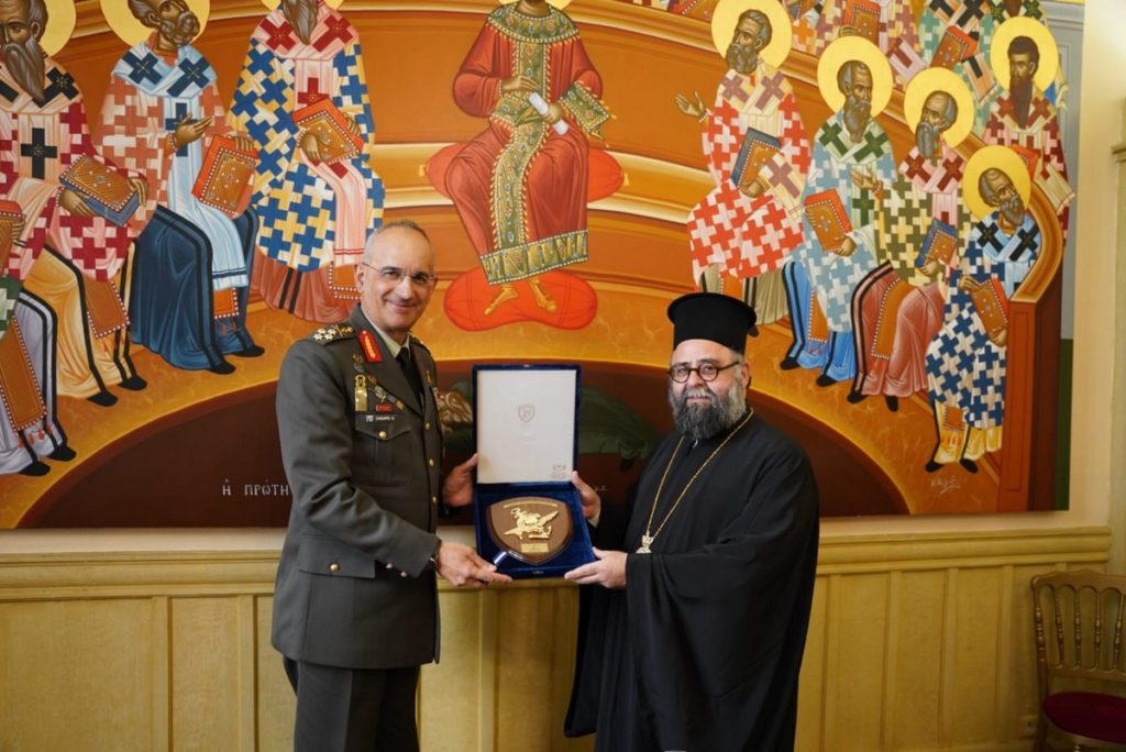 Παρίσι: Συνάντηση Αρχηγού ΓΕΕΘΑ με τον Μητροπολίτη Γαλλίας Δημήτριο